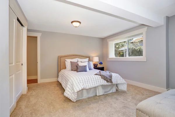 Adorable dormitorio interior con ropa de cama agradable y muchas almohadas. También suelo de alfombra . — Foto de Stock