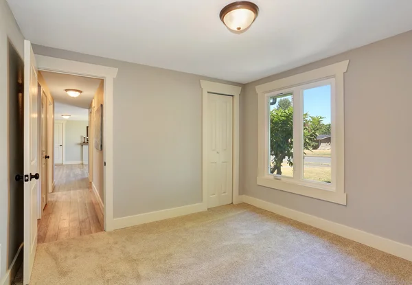 Habitación vacía interior con suelo de alfombra. Puerta abierta al pasillo — Foto de Stock