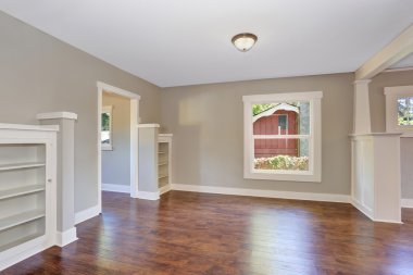 Açık kat planı. Koyu kahverengi ahşap döşeme ile boş koridor iç. 