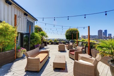 Birçok koltuklu apartmanın çıkış güvertesi