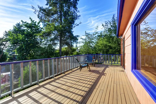 Holzboden Balkon mit zwei Stühlen und perfekter Aussicht — Stockfoto