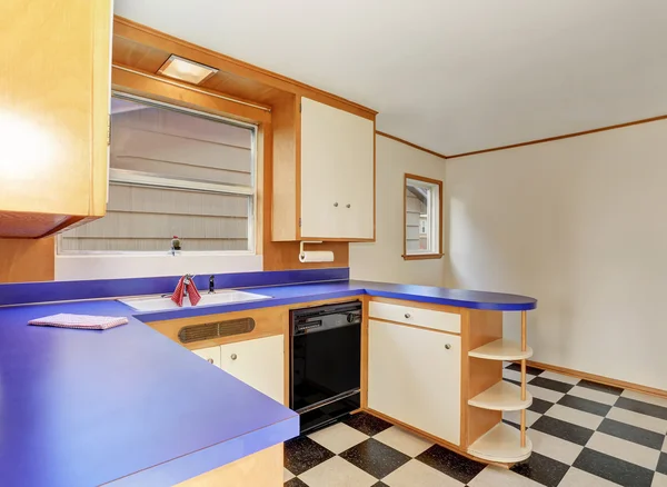 Habitación de cocina clásica interior con armarios blancos con encimera azul . — Foto de Stock