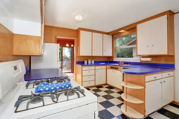 Interior clássico da sala de cozinha com armários brancos com balcão azul . — Fotografia de Stock