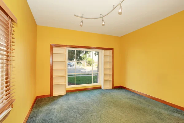 Yellow empty room interior with green carpet floor. — Stock Fotó