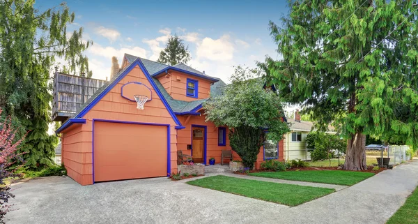Coral exterieur Amerikaans huis met blauwe bekleding met garage. — Stockfoto