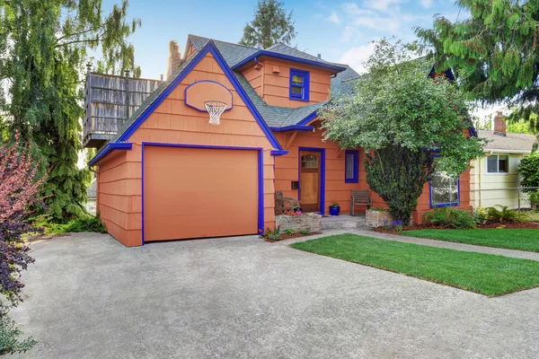 Coral exterieur Amerikaans huis met blauwe bekleding met garage. — Stockfoto