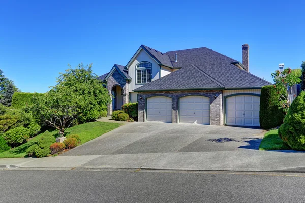 American house exterior with three garages and well kept garden — Stock Photo, Image