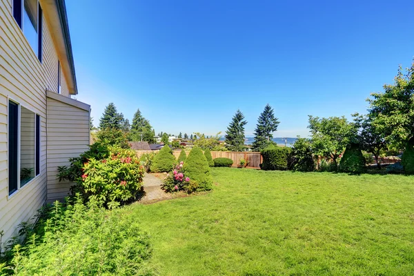 Well kept garden at the backyard with trees and bushes — Stock Photo, Image