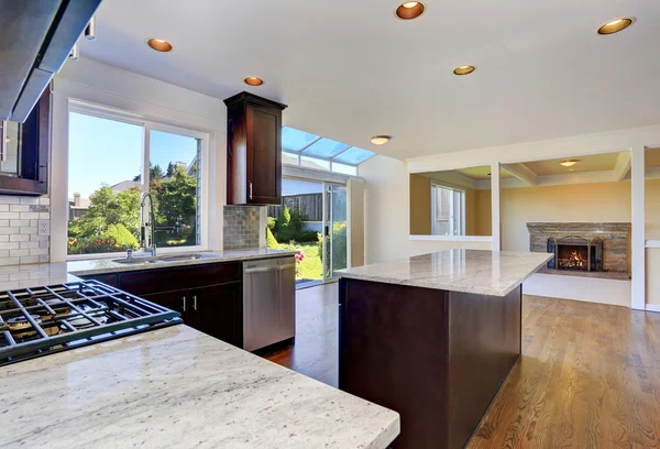 Kitchen room interior with deep brown cabinets with granite counter top — Stock Photo, Image