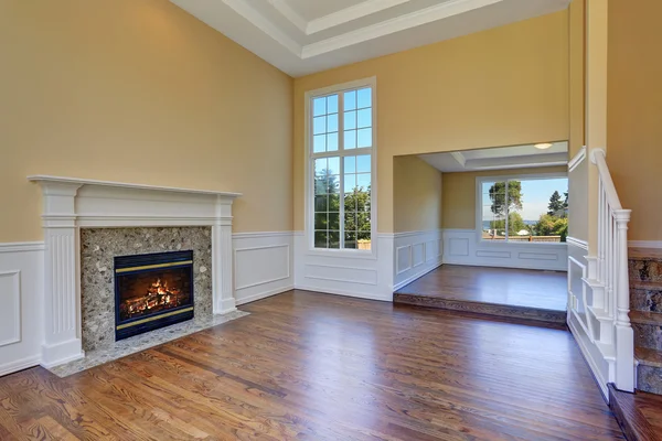 Open floor plan living room interior with hardwood floor and fireplace — Stock Photo, Image