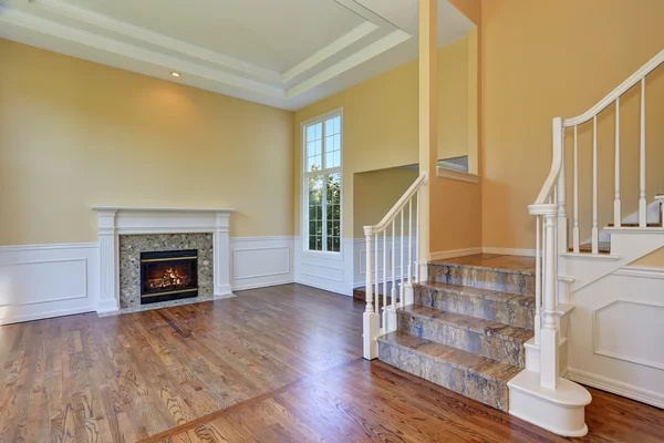Plan ouvert salon intérieur avec plancher de bois franc et cheminée — Photo