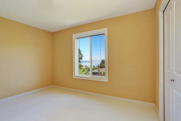 Lege kamer interieur met gele wanden en een raam — Stockfoto