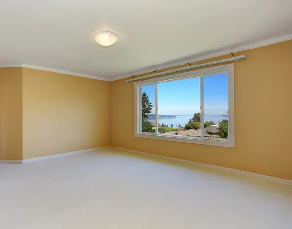 Empty room interior with yellow walls and one window — Stock Photo, Image