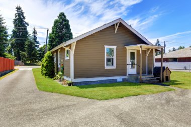 Ev dış cephe kaplama işi Brown. Arka bahçesinde beton driveway ile