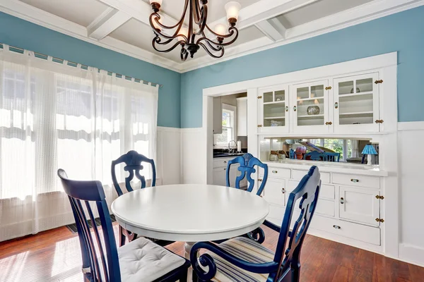 Comedor azul y blanco con un bonito juego de mesa . — Foto de Stock