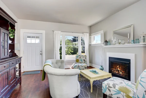 Arka planda şömine ve piyano ile modern oturma odası iç.