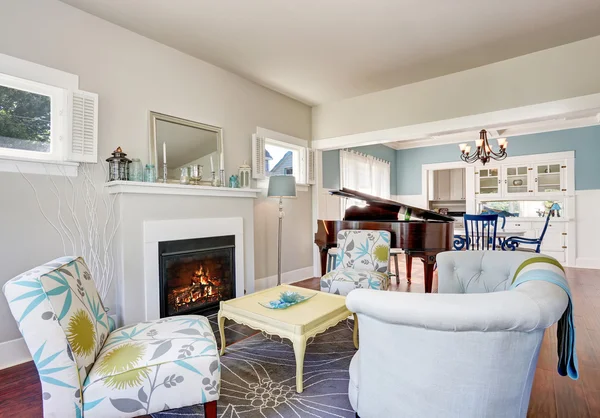 Arka planda şömine ve piyano ile modern oturma odası iç.