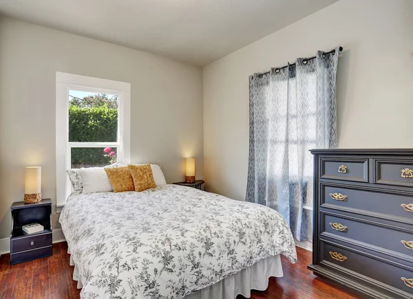 Camera da letto interna con pavimento in legno e bella biancheria da letto — Foto Stock
