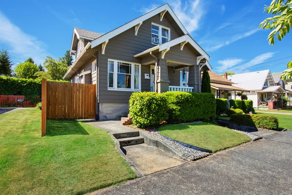 Classic American house exterior with siding trim and well kept garden. — Stock Photo, Image