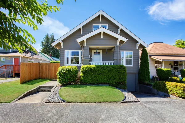 Klassisk amerikansk hus exteriör med sidospår trim och välskötta trädgård. — Stockfoto