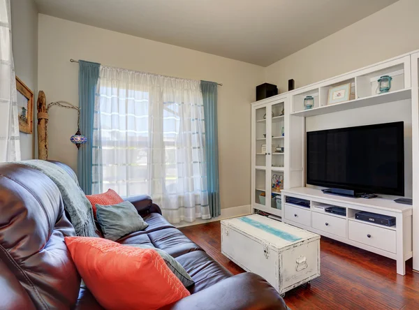 Salón interior con sofá de cuero y televisor . —  Fotos de Stock