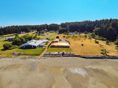 Waterfront evin mükemmel manzara ile havadan görünümü. 