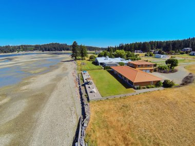 Waterfront evin mükemmel manzara ile havadan görünümü. 