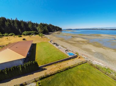 Waterfront evin mükemmel manzara ile havadan görünümü. 
