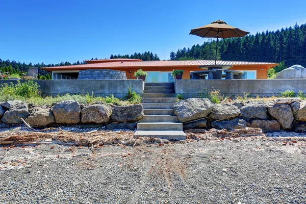 Scala in cemento che porta alla spiaggia. Lungomare arancione casa esterna . — Foto Stock