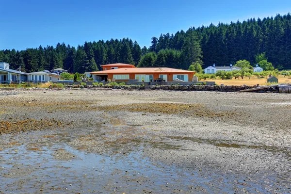 Esterno della casa sul mare. Vista dalla spiaggia — Foto Stock