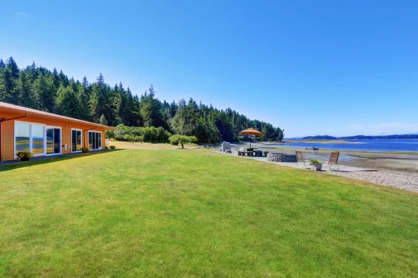 橙色的房屋外墙。后院与完好的草坪. — 图库照片