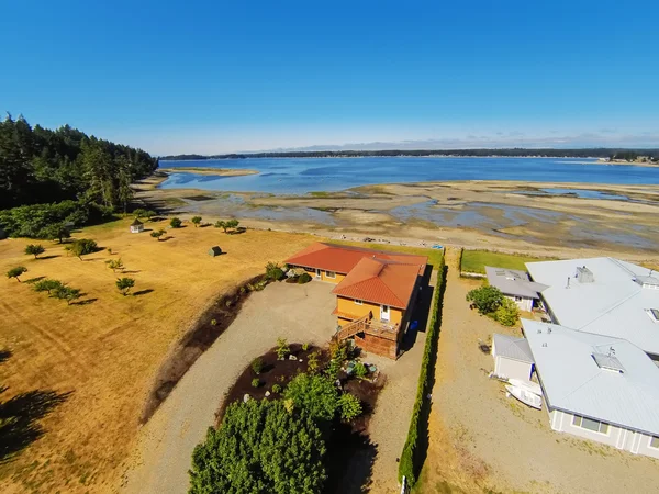 Vista aérea de la casa frente al mar con paisaje perfecto . —  Fotos de Stock