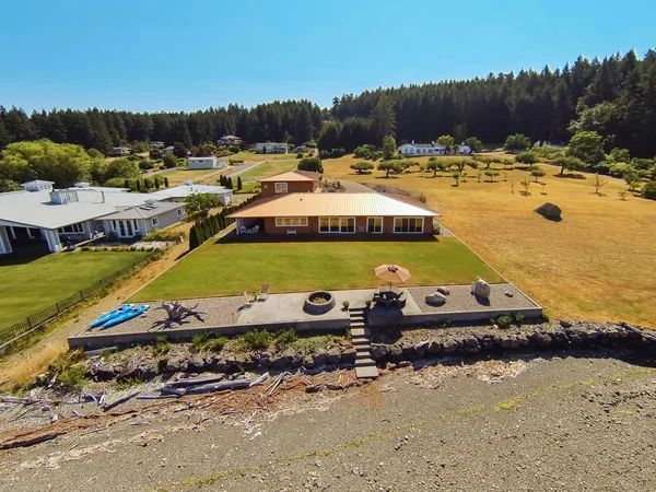 Vista aerea della casa sul lungomare con paesaggio perfetto . — Foto Stock