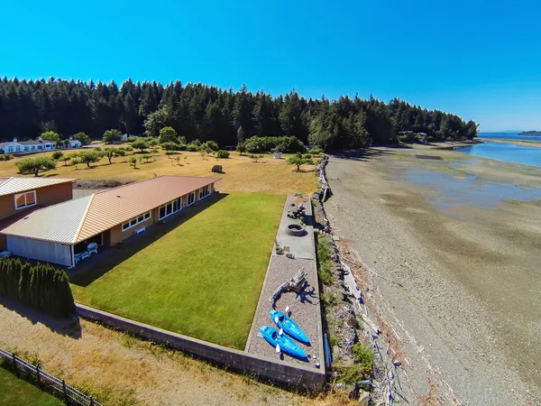 Vista aérea de la casa frente al mar con paisaje perfecto . —  Fotos de Stock