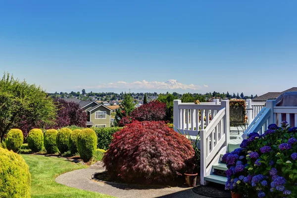 Perfect beeld van achtertuin met witte balustrades dek — Stockfoto