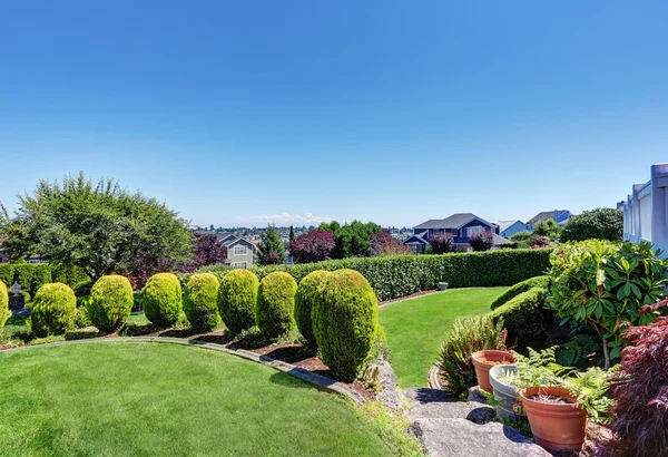 Diseño de paisaje nivelado patio trasero perfecto con escalera . —  Fotos de Stock