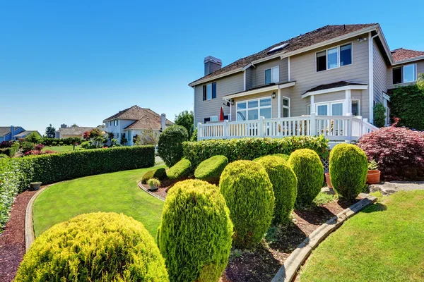 Perfecte achtertuin landschapsontwerp met trap herverdeeld. — Stockfoto