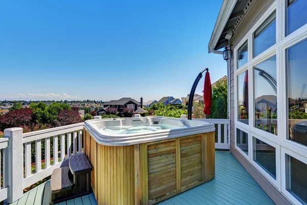 木造の温水浴槽のクローズ アップ。高級ハウス外観. — ストック写真