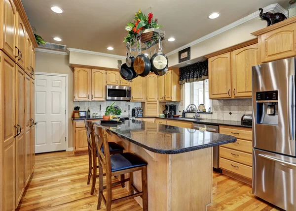 Keuken kamer interieur in luxe huis met Maple kasten. — Stockfoto