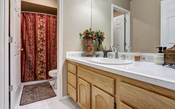 Современная ванная комната тщеславие шкаф с большим зеркалом . — стоковое фото