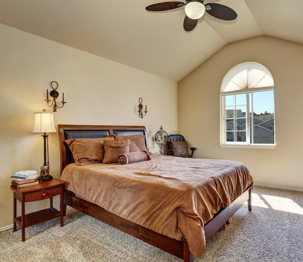 Chambre à l'étage avec plafond voûté et fenêtre en arc — Photo