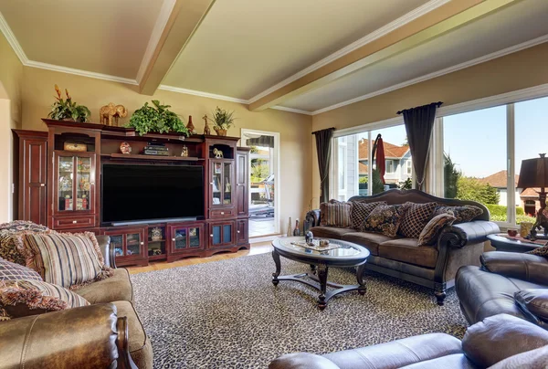 Luxusní obývací pokoj s elegantním starožitním nábytkem — Stock fotografie