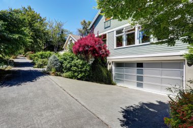 Garaj ve driveway ile Amerikan siding ev dış