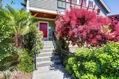 Kırmızı ön kapı ve merdiven ile giriş veranda.