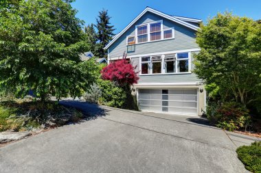 Garaj ve driveway ile Amerikan siding ev dış
