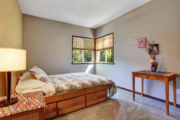 Bella camera da letto con design minimale e pavimento in moquette . — Foto Stock