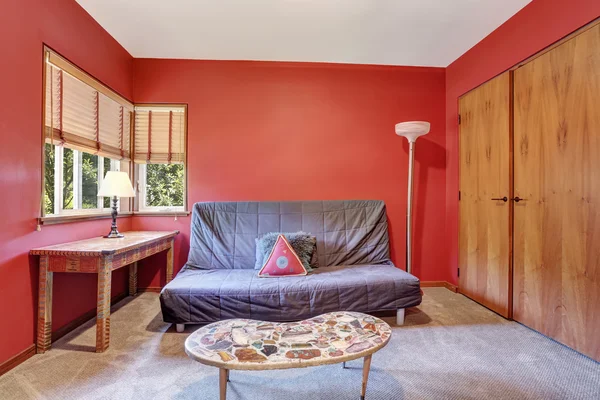 Lovely red sitting room with gray sofa and coffee table — Stock Photo, Image