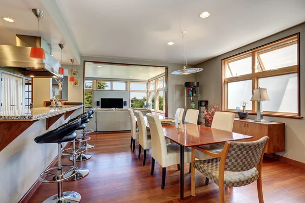 Gran mesa de comedor de madera con sillas blancas en casa acogedora —  Fotos de Stock