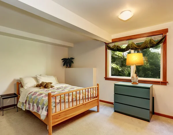 Dzieci kremowe odcienie sypialnia z minimalistycznym designie. — Zdjęcie stockowe