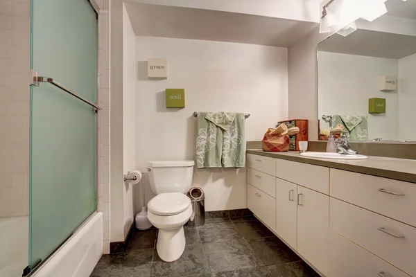 Classic American bathroom interior with white vanity cabinet — Stock Photo, Image